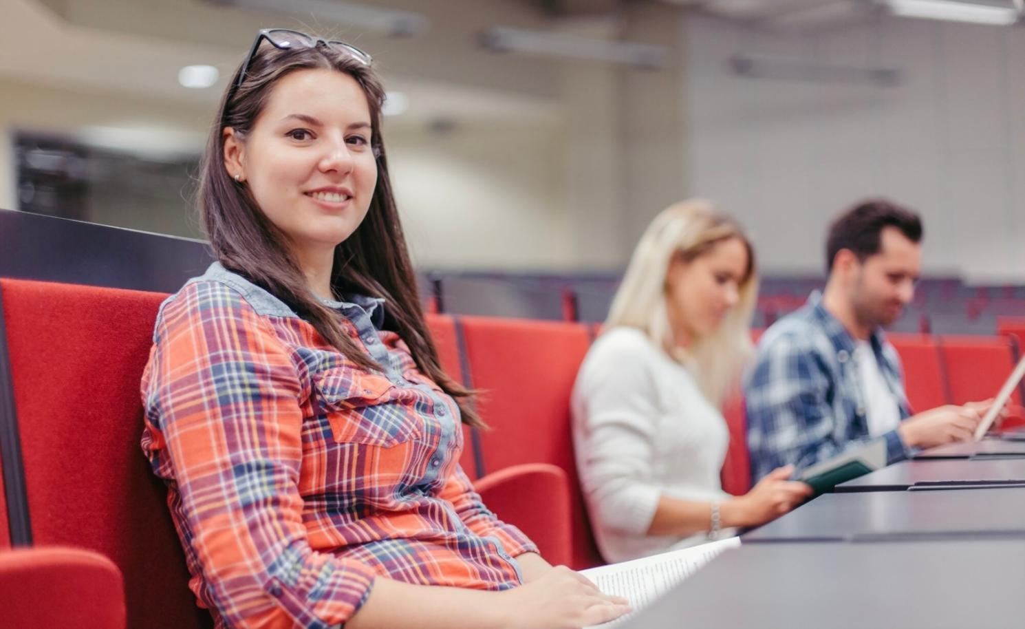 Ambiente professionale di coaching durante una sessione di lavoro